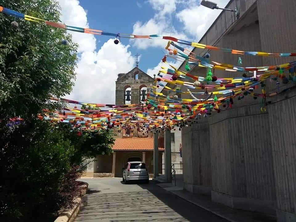 Foto 2 - Topas engalana su Plaza Mayor con motivo de las fiestas patronales que han sido canceladas&nbsp;