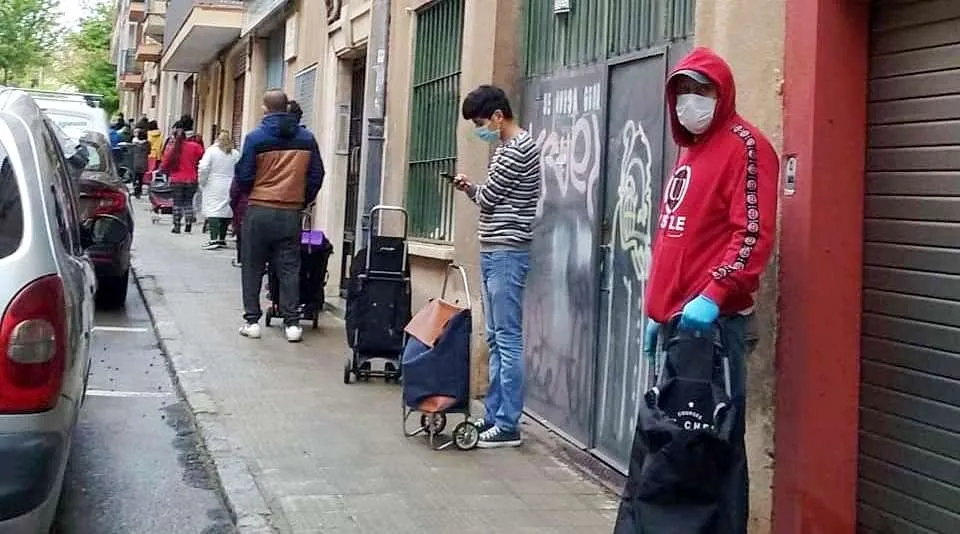 Cola para el reparto de comida de Cajas Solidarias en Salamanca - Archivo