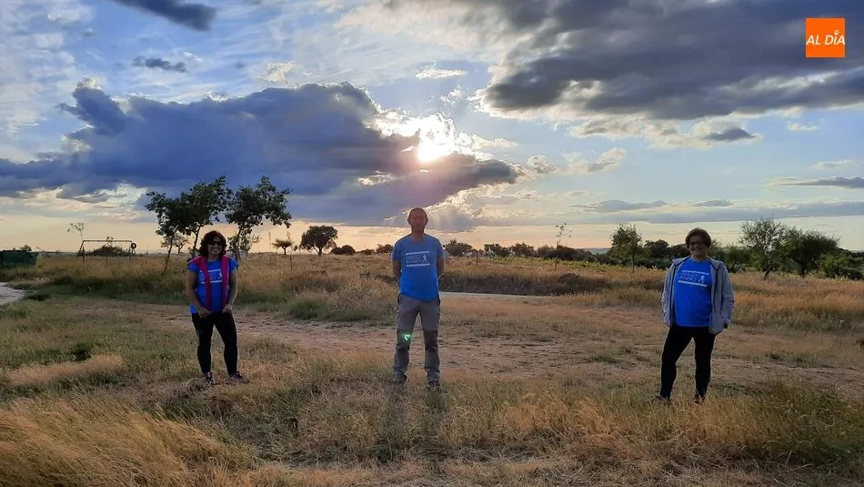 Un pequeño grupo de senderistas en la zona de las Viñas de Lumbrales