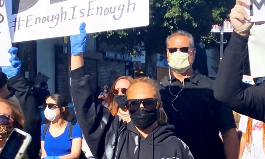 Jennifer López elegía un look de lo más discreto posible para evitar ser foco. Foto@JLo