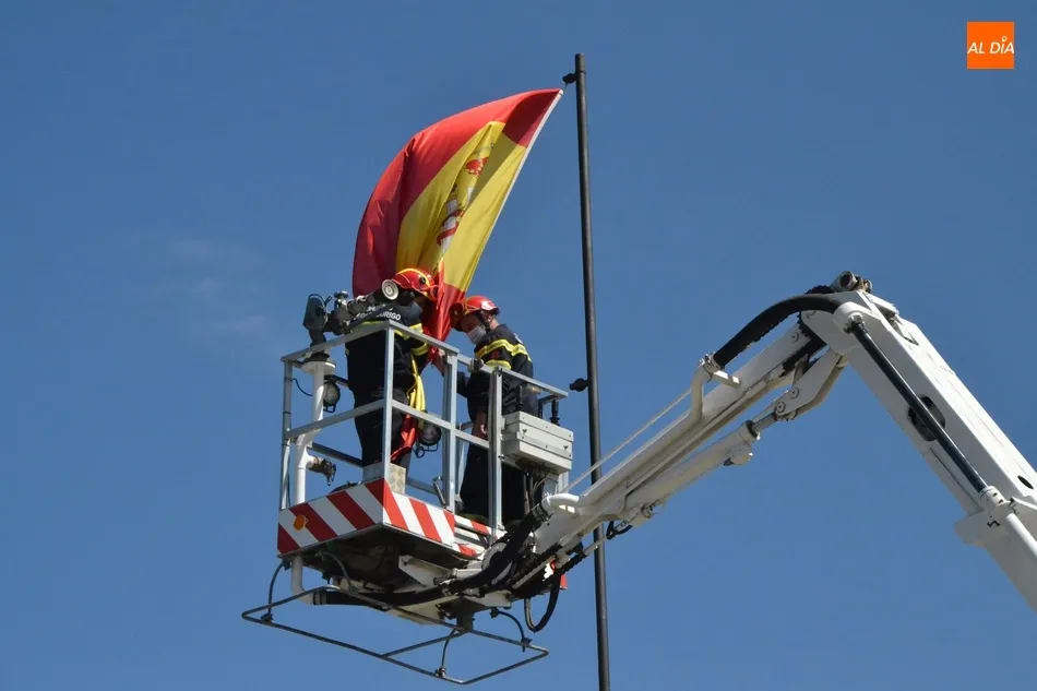 Foto 11 - Los Bomberos devuelven a su altura habitual la bandera de la Glorieta del &Aacute;rbol Gordo  