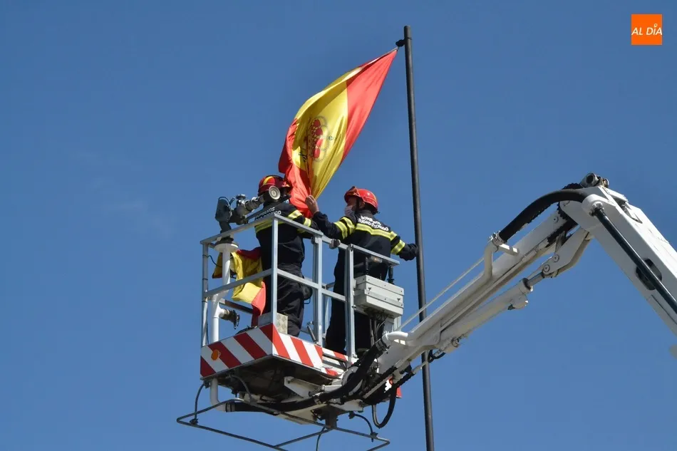 Los Bomberos devuelven a su altura habitual la bandera de la Glorieta del Árbol Gordo  