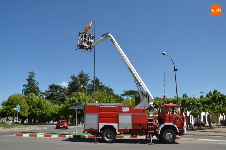 Foto 10 - Los Bomberos devuelven a su altura habitual la bandera de la Glorieta del &Aacute;rbol Gordo  