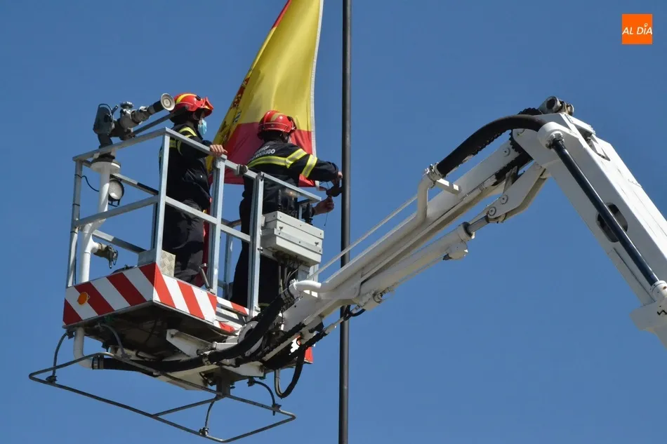 Foto 9 - Los Bomberos devuelven a su altura habitual la bandera de la Glorieta del &Aacute;rbol Gordo  