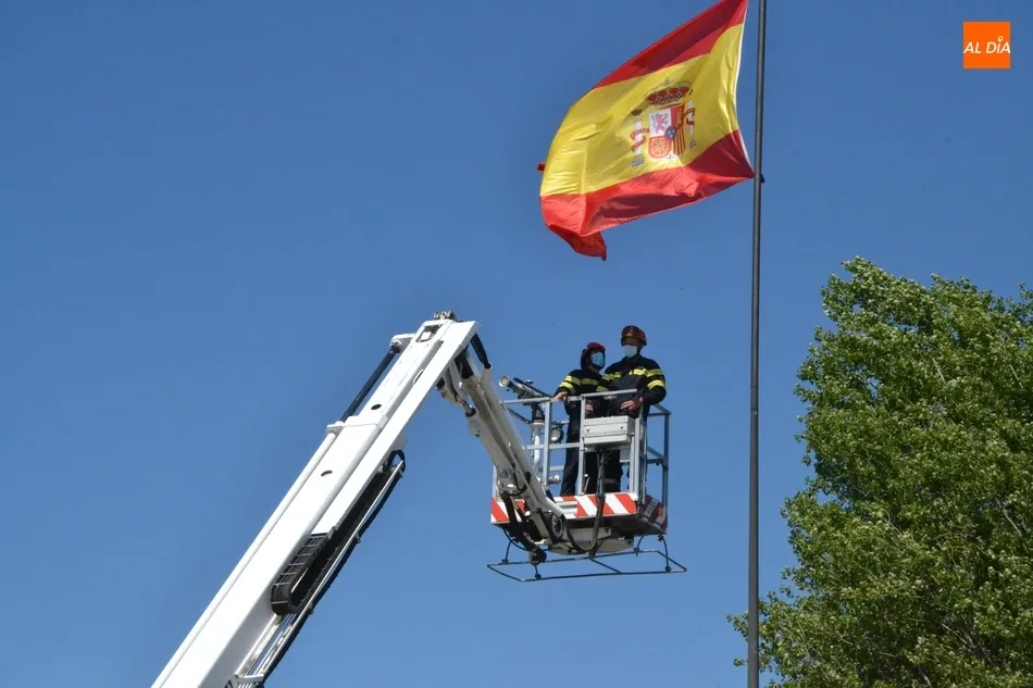 Foto 5 - Los Bomberos devuelven a su altura habitual la bandera de la Glorieta del &Aacute;rbol Gordo  