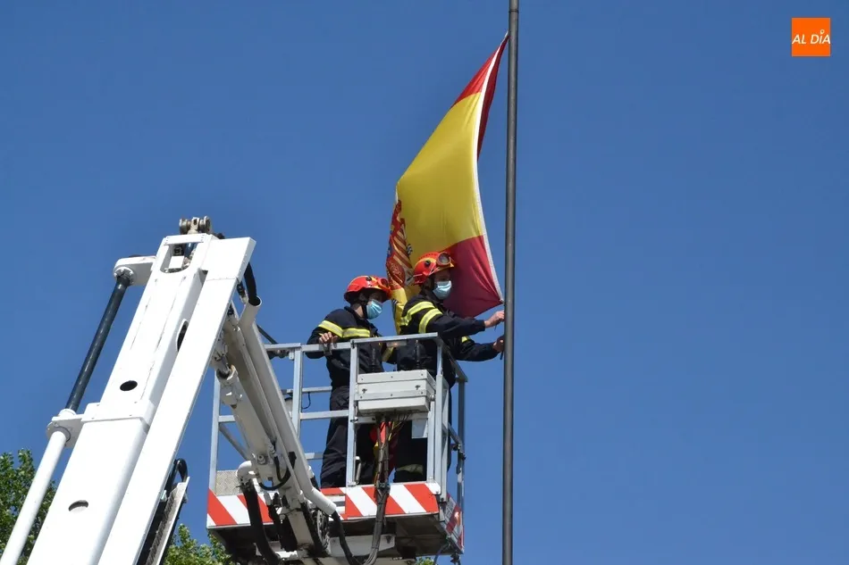 Foto 7 - Los Bomberos devuelven a su altura habitual la bandera de la Glorieta del &Aacute;rbol Gordo  