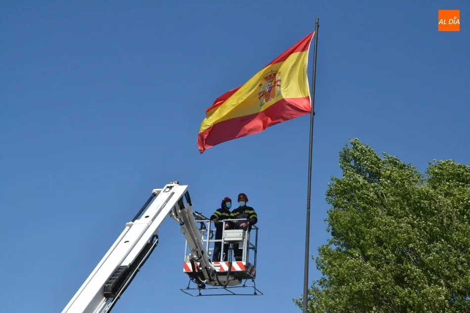 Foto 4 - Los Bomberos devuelven a su altura habitual la bandera de la Glorieta del &Aacute;rbol Gordo  