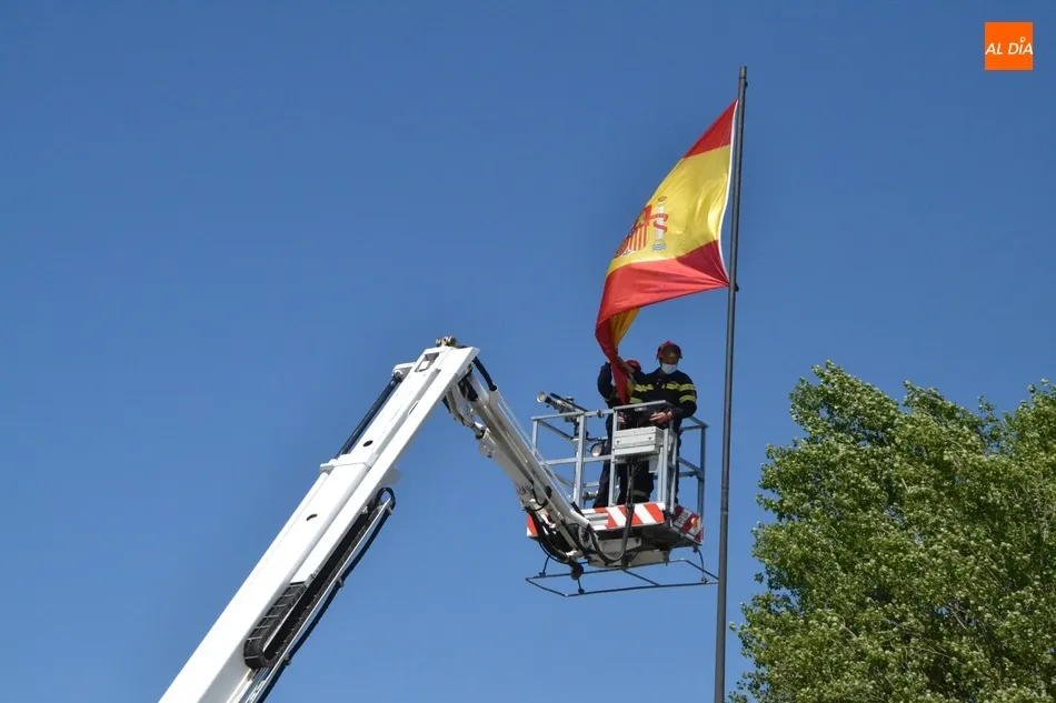 Foto 6 - Los Bomberos devuelven a su altura habitual la bandera de la Glorieta del &Aacute;rbol Gordo  