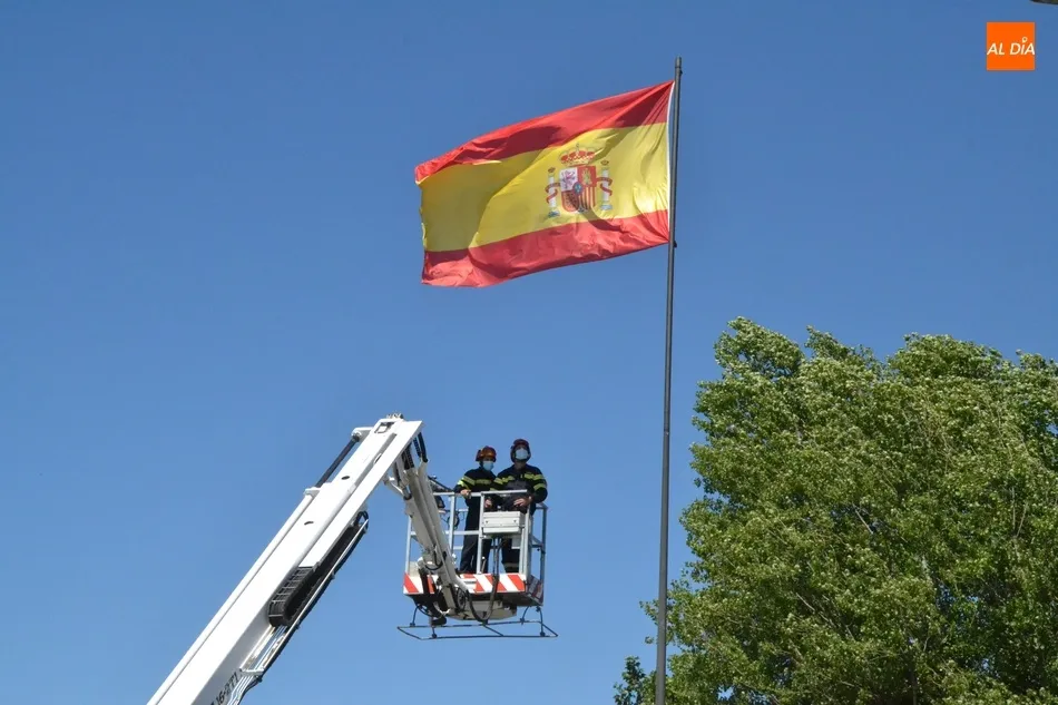 Foto 3 - Los Bomberos devuelven a su altura habitual la bandera de la Glorieta del &Aacute;rbol Gordo  