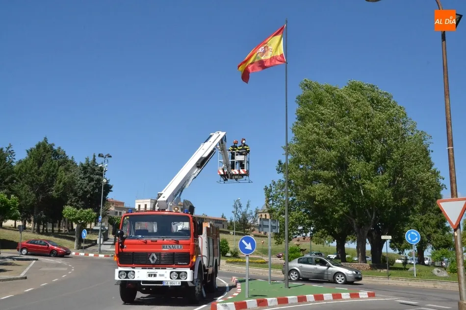 Foto 2 - Los Bomberos devuelven a su altura habitual la bandera de la Glorieta del &Aacute;rbol Gordo  