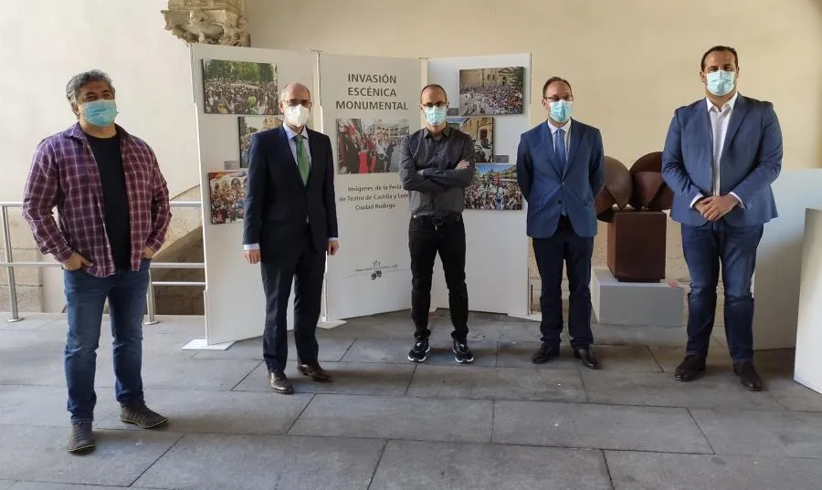 Manuel González, director de la Feria de Teatro de Castilla y León, a la izquierda, junto a autoridades provinciales y locales en el Palacio de la Salina. Foto EP