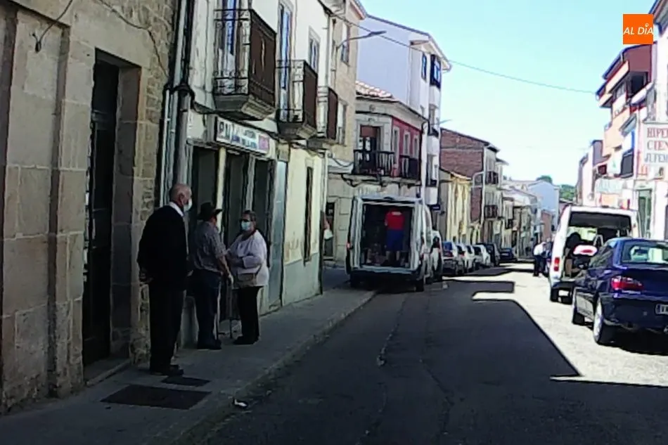 Foto 8 - Vitigudino da un paso m&aacute;s hacia la nueva normalidad con el restablecimiento del mercadillo  