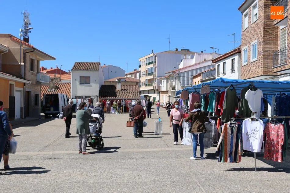 Foto 7 - Vitigudino da un paso m&aacute;s hacia la nueva normalidad con el restablecimiento del mercadillo  