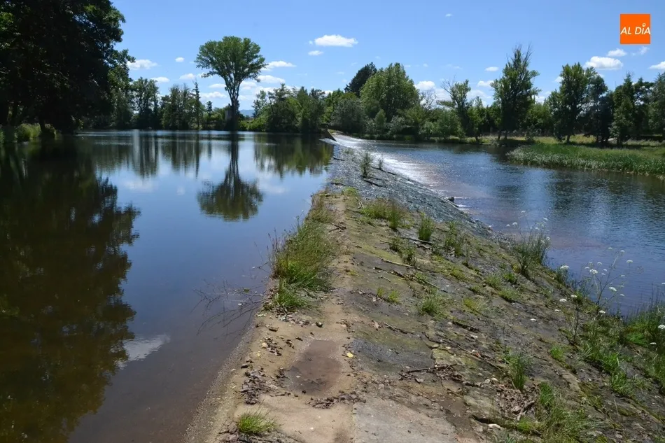 Brusco descenso del caudal del Águeda para permitir el montaje de la pasarela