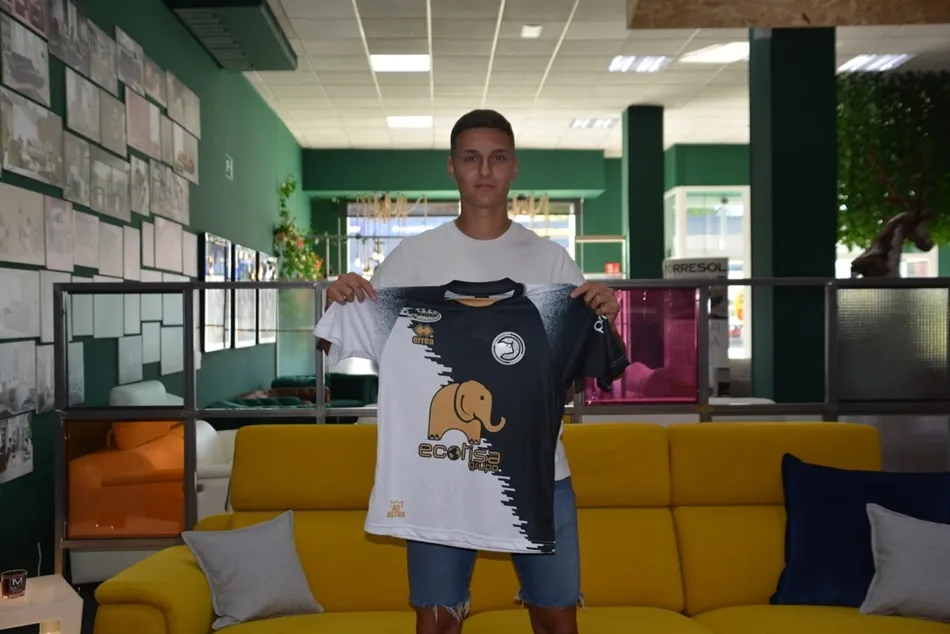 Álvaro Santos en su presentación el pasado verano