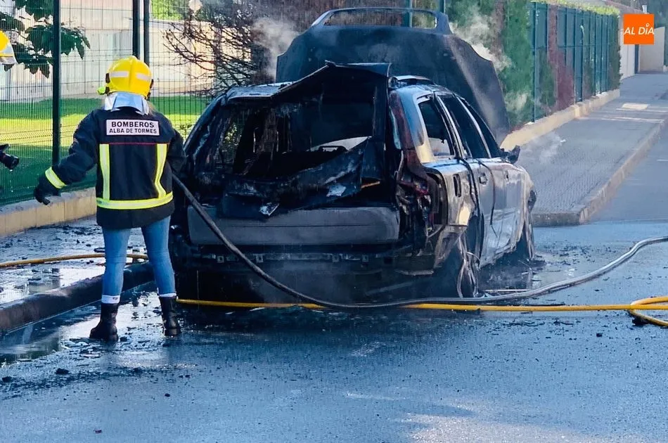 Foto 8 - Un hombre sale ileso tras incendiarse su veh&iacute;culo en Alba de Tormes
