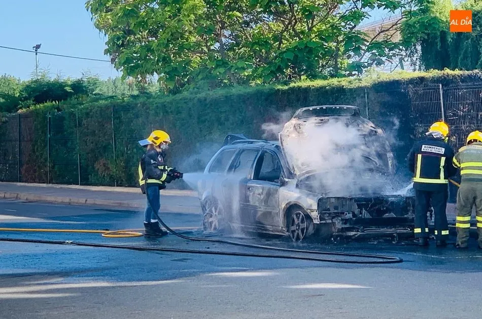 Foto 7 - Un hombre sale ileso tras incendiarse su veh&iacute;culo en Alba de Tormes