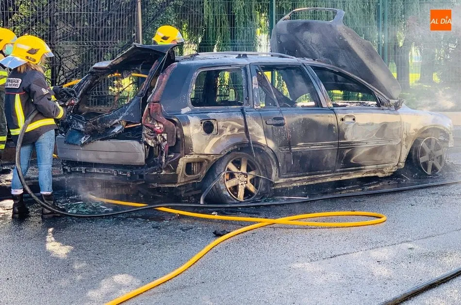 Vehículo incendiado en Alba de Tormes