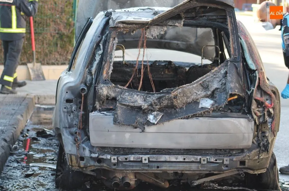 Foto 4 - Un hombre sale ileso tras incendiarse su veh&iacute;culo en Alba de Tormes