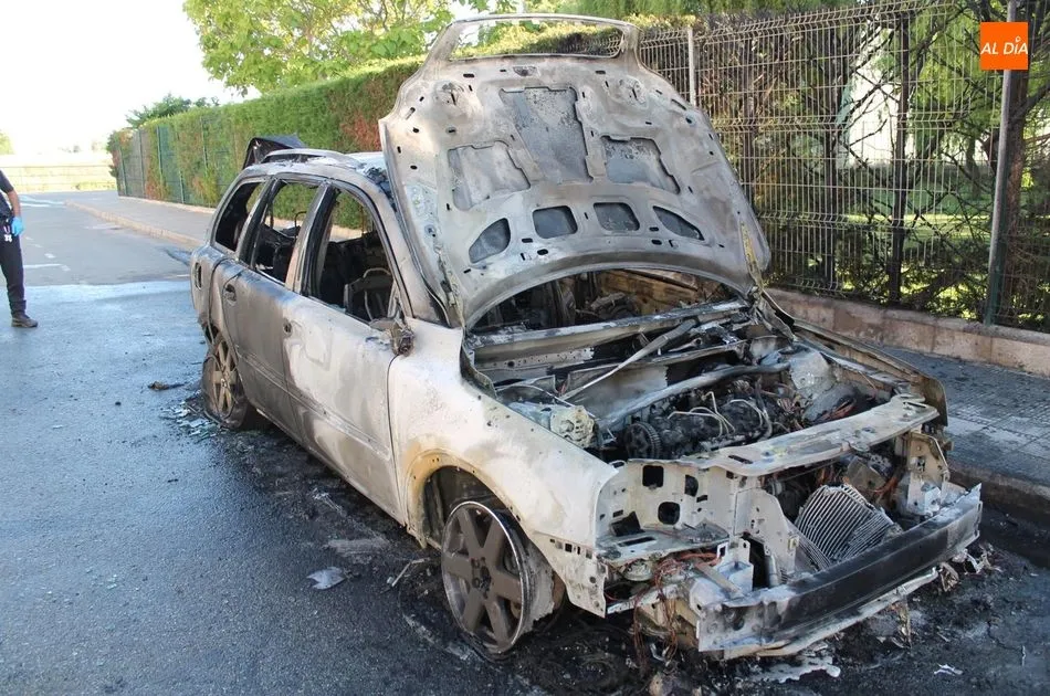Foto 9 - Un hombre sale ileso tras incendiarse su veh&iacute;culo en Alba de Tormes