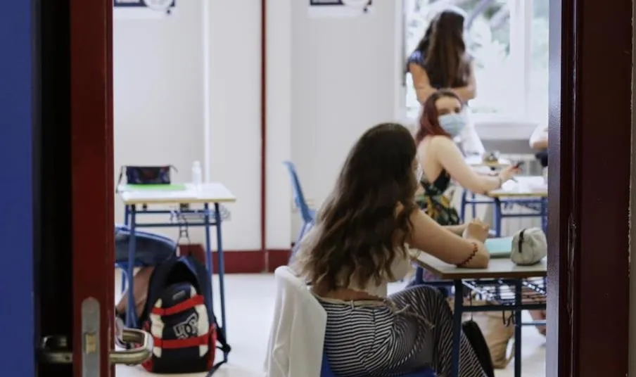Alumnas del colegio Alameda de Osuna de Madrid, con mascarillas y separadas en clase este pasado lunes. Foto de Jesús Hellín - EP