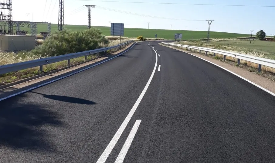 Foto 3 - Finaliza la renovaci&oacute;n del pavimento en la carretera SA-211 entre Robliza de Cojos y Vecinos