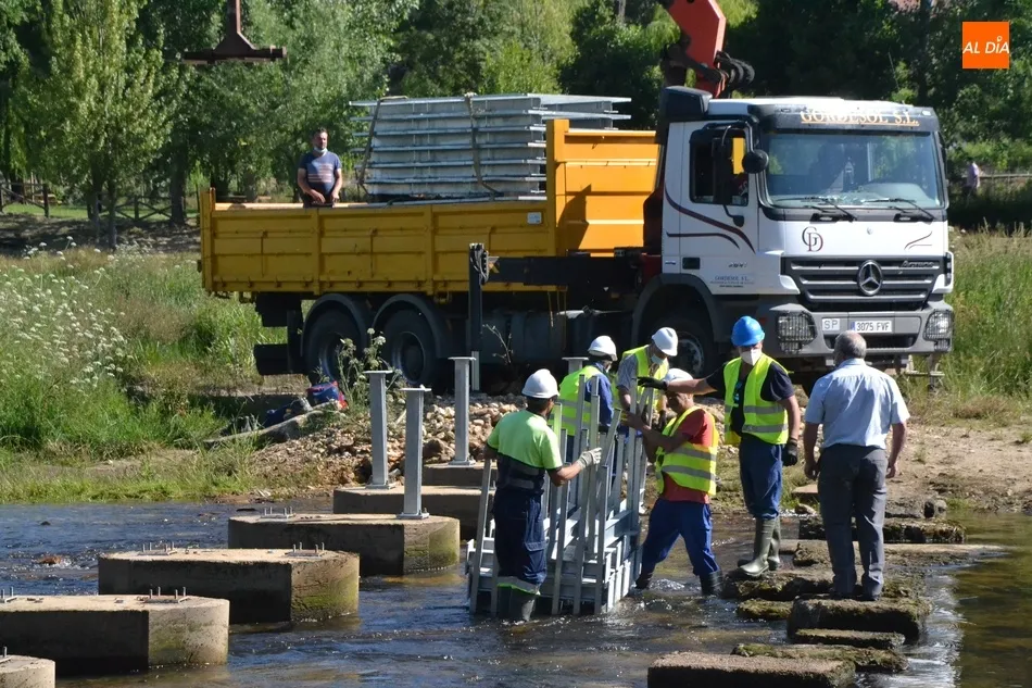 En marcha el montaje de la pasarela de la zona de los pontones  