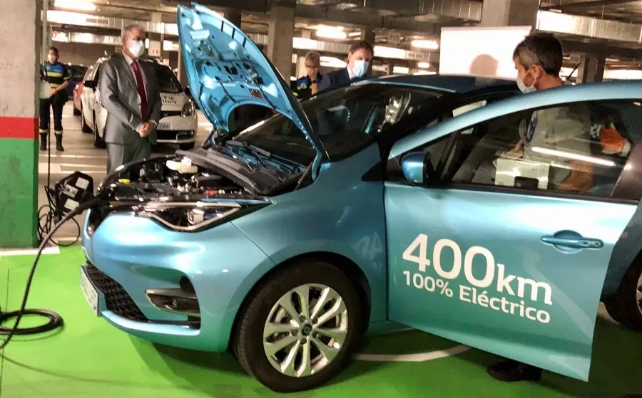 Foto 2 - La Polic&iacute;a Local estrena su primer coche el&eacute;ctrico