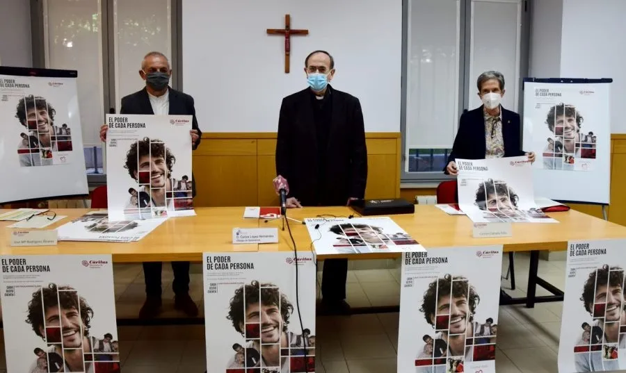 El obispo de la Diócesis de Salamanca, Carlos López, la directora provincial de Cáritas, Carmen Calzada, y el secretario general de la misma organización, José María Rodríguez, durante la presentación de la Memoria 2019 y la situación actual. Foto Cáritas
