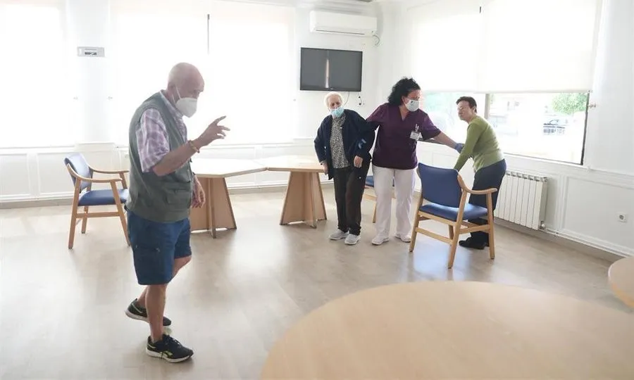 Residentes del Centro Casaverde Navalcarnero en su primer día de visitas desde que se cerró por el coronavirus. Foto deMarta Fernández - EP