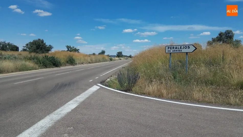 Querer ver si algún vehículo viene adelantando obliga a los conductores que salen de Peralejos de Arriba a asomarse más de la cuenta en la CL-517