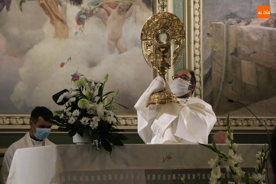 Foto 3 - El Covid-19 marca en Vitigudino la celebraci&oacute;n de los actos religiosos en honor al Sant&iacute;simo  