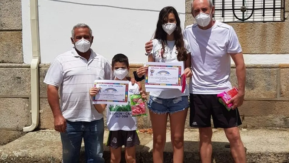 Los concejales Juan Luis Hernández y Santiafgo Pereña con niños de Robledo Hermoso