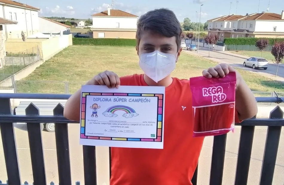 Foto 2 - El Ayuntamiento entrega un diploma a los ni&ntilde;os de Robledo Hermoso por su &lsquo;buen comportamiento&rsquo; ...