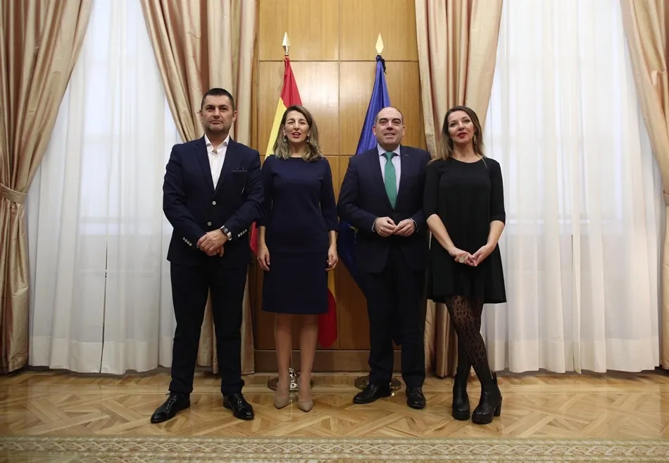 Los representantes de UPTA, ATA y Uatae con la ministra de Trabajo y Economía Social, Yolanda Díaz. Foto: EP