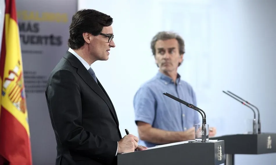 El ministro de Sanidad, Salvador Illa, y el director del Centro de Coordinación de Alertas y Emergencias Sanitarias (CCAES), Fernando Simón. - EUROPA PRESS/E. Parra. POOL - Europa Press