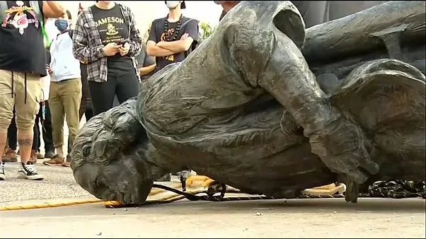 Una de las estatuas de Colón derribadas en Estados Unidos - Euronews