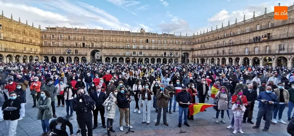 Plaza Mayor de Salamanca repleta de aficionados en el paseo taurino de ayer - Archivo