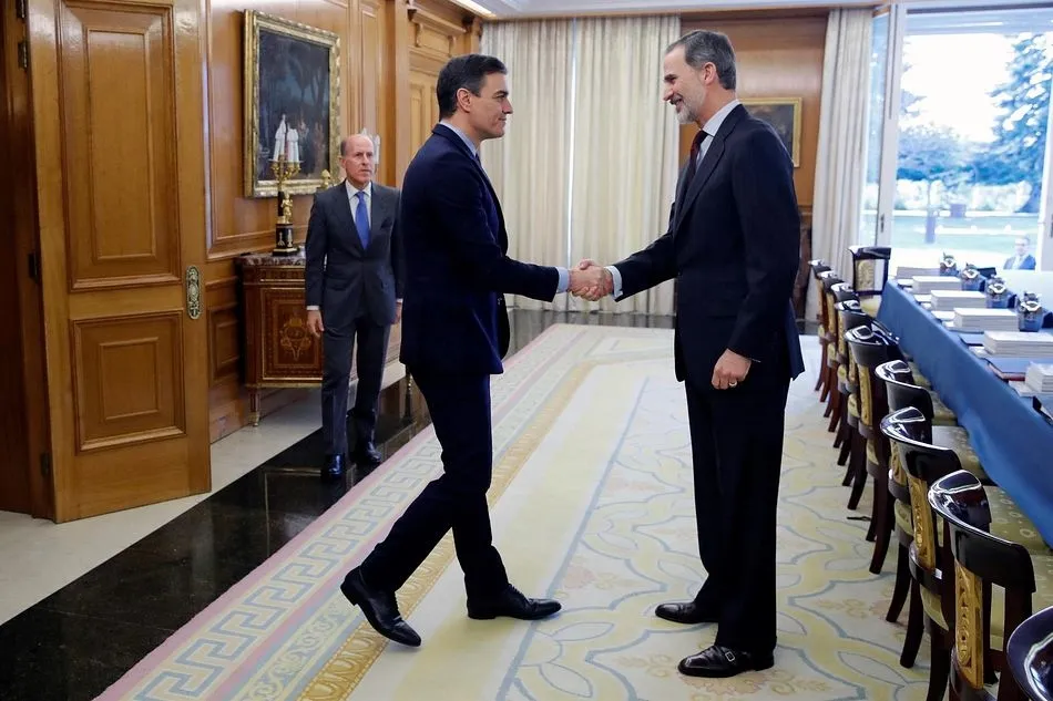 El Rey Felipe VI (d) saluda a su llegada al presidente del Gobierno, Pedro Sánchez, en la primera reunión del Consejo de Seguridad Nacional en el Palacio de la Zarzuela, en Madrid (España) a 04 de marzo de 2020. - Pool - Archivo