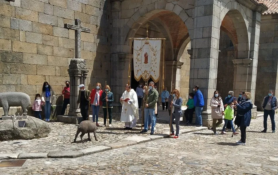 Foto 2 - La Alberca bendice al marrano de San Ant&oacute;n&hellip;&nbsp;con distancia social