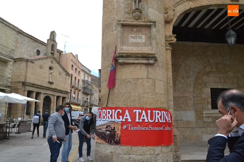 Foto 6 - Masiva asistencia al paseo por las calles de Mir&oacute;briga en defensa de la tauromaquia  