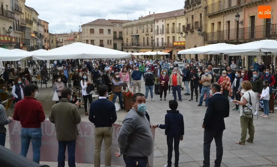 Foto 10 - Masiva asistencia al paseo por las calles de Mir&oacute;briga en defensa de la tauromaquia  