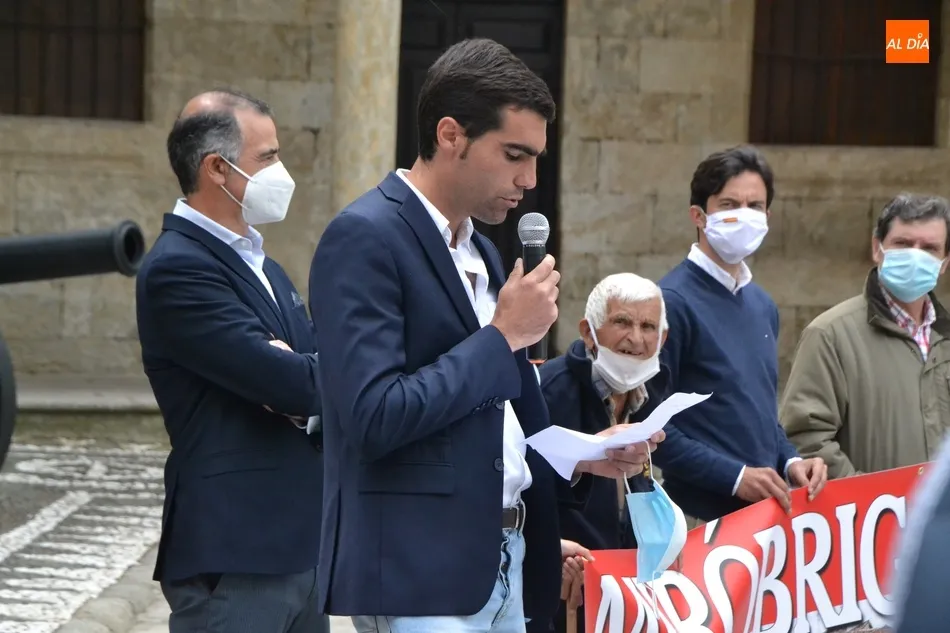 Foto 7 - Masiva asistencia al paseo por las calles de Mir&oacute;briga en defensa de la tauromaquia  
