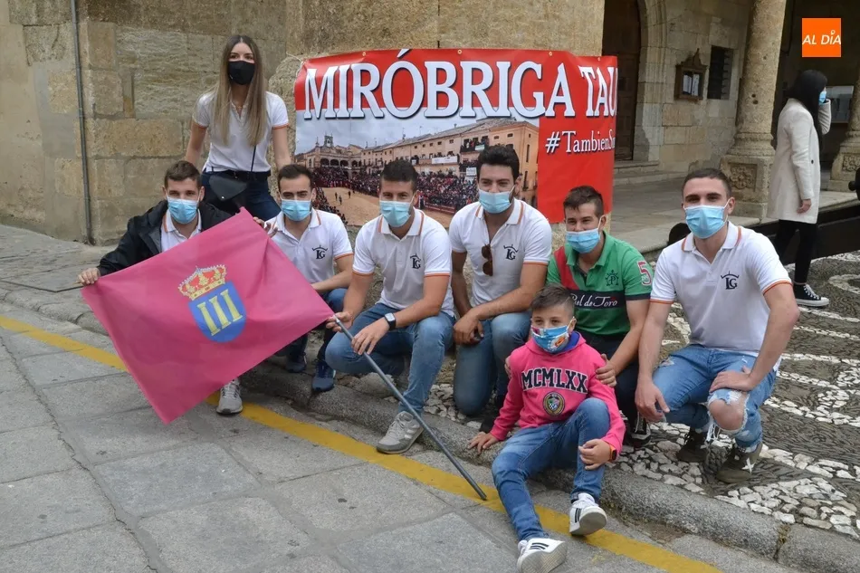 Foto 4 - Masiva asistencia al paseo por las calles de Mir&oacute;briga en defensa de la tauromaquia  