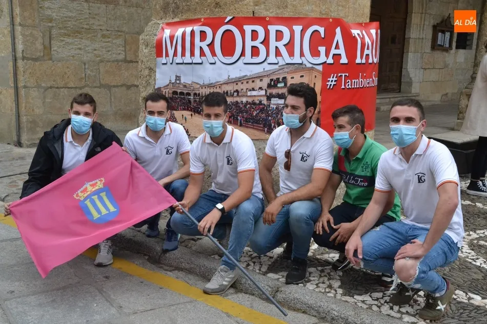 Foto 5 - Masiva asistencia al paseo por las calles de Mir&oacute;briga en defensa de la tauromaquia  