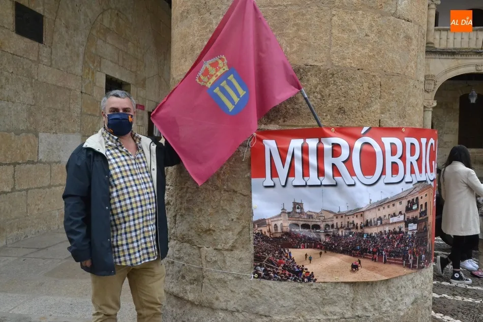 Foto 2 - Masiva asistencia al paseo por las calles de Mir&oacute;briga en defensa de la tauromaquia  