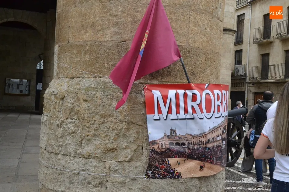 Foto 3 - Masiva asistencia al paseo por las calles de Mir&oacute;briga en defensa de la tauromaquia  
