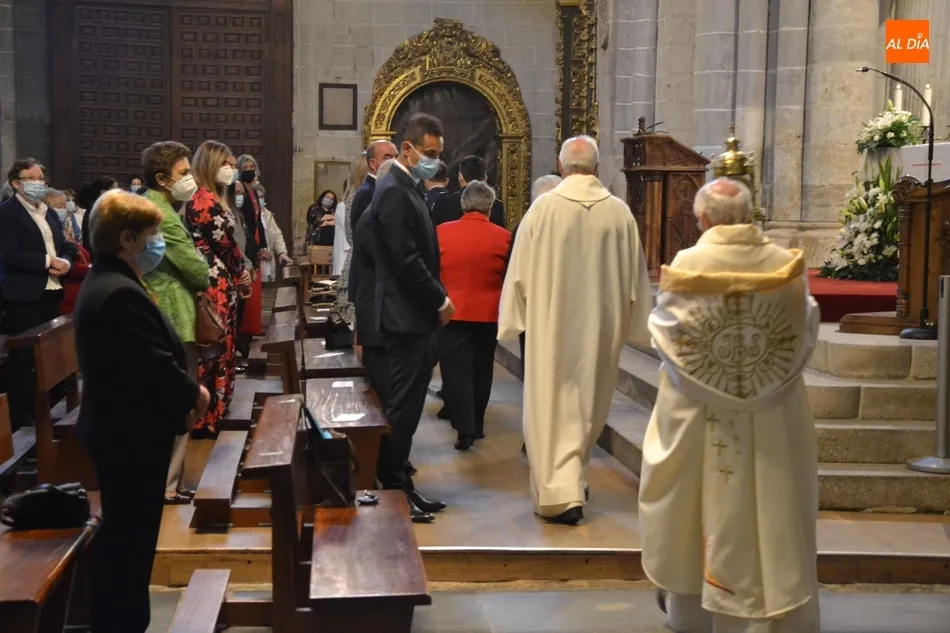 Foto 8 - La Catedral de Santa Mar&iacute;a acoge una procesi&oacute;n expr&eacute;s del Sant&iacute;simo  