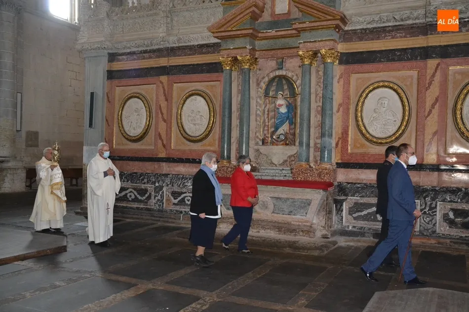 La Catedral de Santa María acoge una procesión exprés del Santísimo  