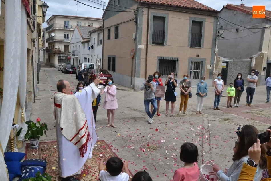 Foto 11 - El Sant&iacute;simo se asoma a la calle en San Andr&eacute;s para bendecir un altar  